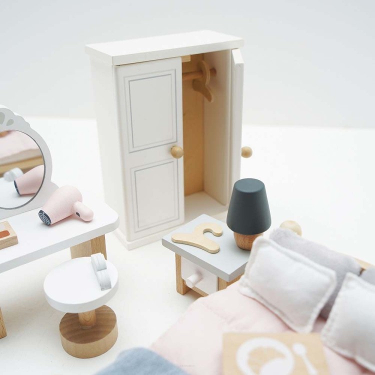 big_ME057C-daisylane-bedroom-wardrobe-and-hangers.jpg