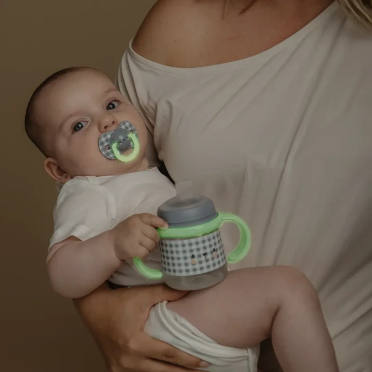 pierwszy-kubek-z-silikonowym-ustnikiem-150-ml-swiecacy-bezowy-wild-free (4).webp