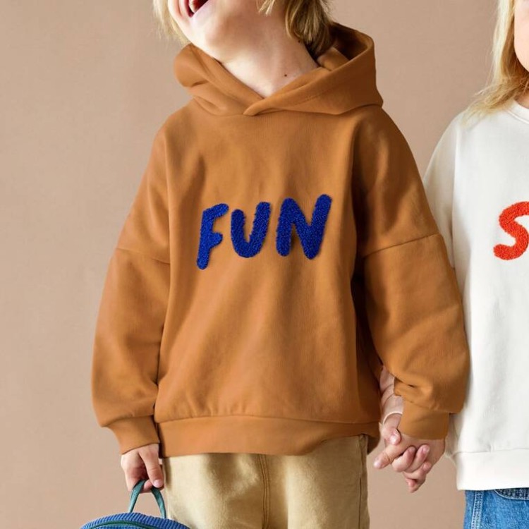 pol_pl_Lassig-Bluza-z-kapturem-z-bawelny-organicznej-GOTS-Little-Gang-Fun-caramel-4-6-lat-11525_1.jpg