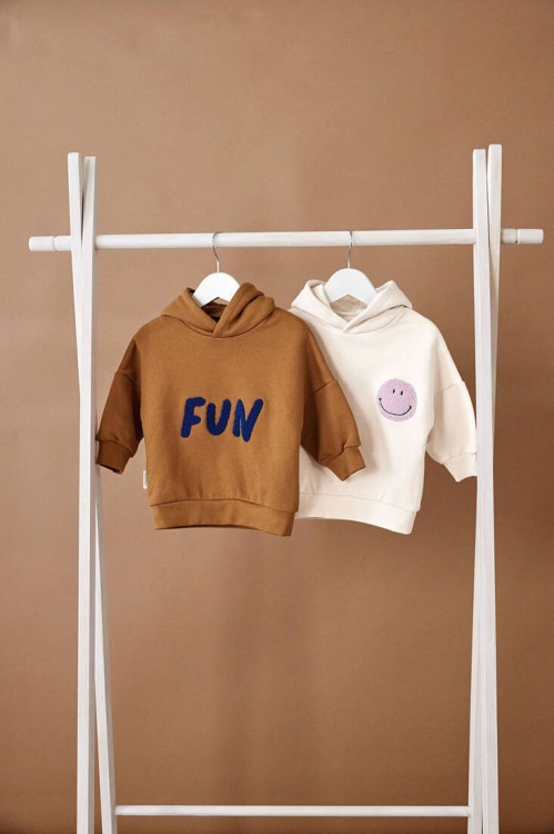 pol_pl_Lassig-Bluza-z-kapturem-z-bawelny-organicznej-GOTS-Little-Gang-Fun-caramel-4-6-lat-11525_9.jpg