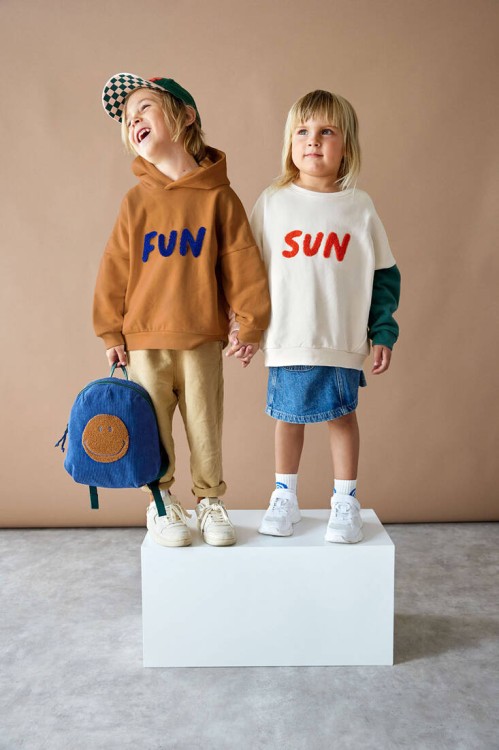 pol_pl_Lassig-Bluza-z-kapturem-z-bawelny-organicznej-GOTS-Little-Gang-Fun-caramel-4-6-lat-11525_4.jpg