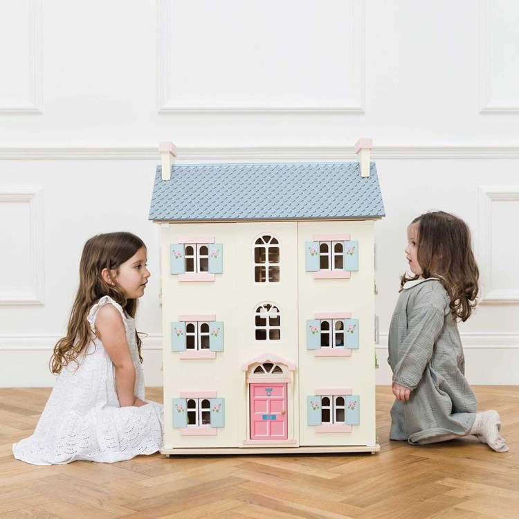 big_H150-cherry-tree-hall-two-girls-looking-throigh-side-windows.jpg