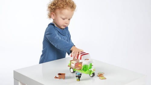 700218---KLOROFIL---Food-truck-with-child-medium.jpg