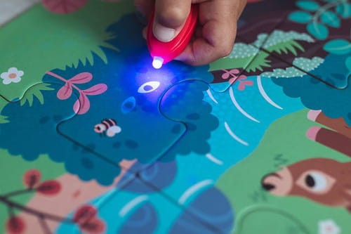 pol_pm_Janod-Swiecace-puzzle-z-mini-lampka-UV-Las-24-elementy-3-7623_28.jpg