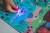 pol_pm_Janod-Swiecace-puzzle-z-mini-lampka-UV-Las-24-elementy-3-7623_30.jpg