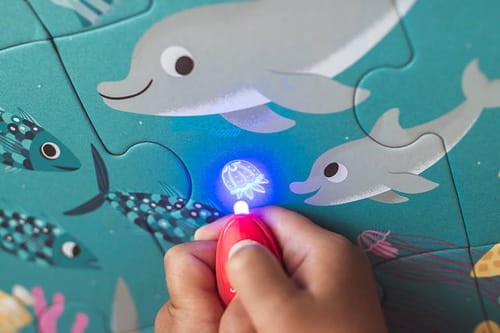 pol_pm_Janod-Swiecace-puzzle-z-mini-lampka-UV-Ocean-24-elementy-3-7624_13.jpg
